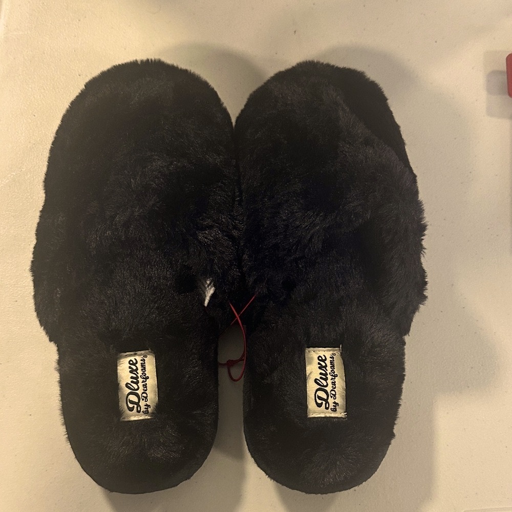 New Deluxe by Dearfoams Black Fuzzy Slippers - 9/10